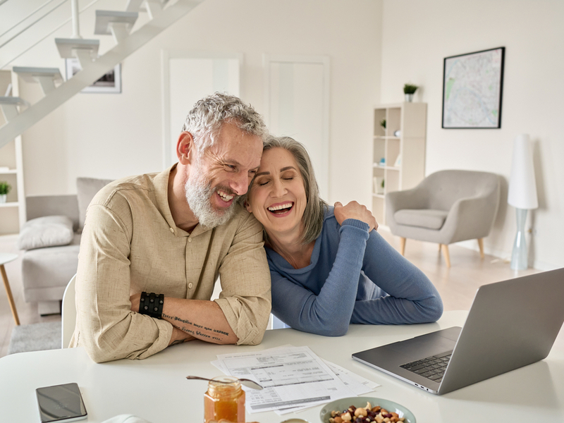 Sredovječni sretni bračni par